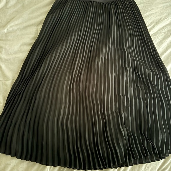 Aritzia (black) pleated midi skirt black - Picture 2 of 7